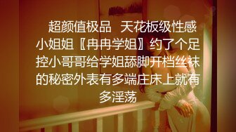 牛仔裤胸上纹身妹子啪啪按着腿手指扣逼口交上位骑坐大力抽插猛操