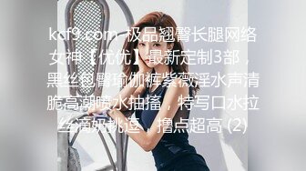 4名身材火辣的美女一丝不挂搔首弄姿配合摄淫师