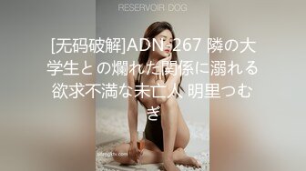   三通美嫩模姐妹花一起伺候大哥，轮流交大鸡巴甜甜，还让好妹妹给舔逼