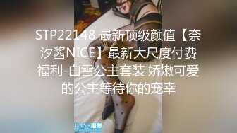 黑丝露脸短发风骚少妇用小嘴伺候大哥鸡巴，全程露脸深喉草嘴，电动道具抽插骚穴