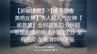 【mccd车展系列】一箭双雕一个展台的两个车模，一个黑内带翅膀一个白内