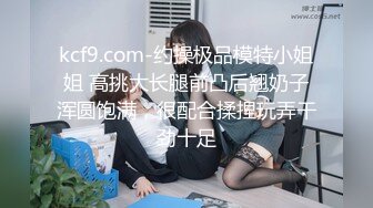 牛仔裤时尚小美女，清爽的吊带衣，偷窥她上厕所，小肥阴唇 可以~